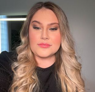 Influencer cria conte&uacute;do de maquiagem e beleza