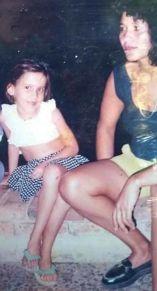 Cássia, aos 7 anos, ao lado de Ezilda, sua mãe adotiva