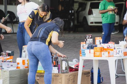 Comerciantes vendem produtos na calçada no entorno do Shopping Popular