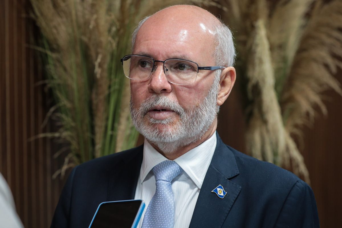MidiaNews | PGE aciona ex - governador por acusaes sobre acordo com a OI