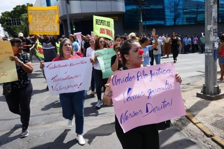 Servidores protestam contra calote