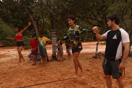 popula&ccedil;&atilde;o treinando highline em festival