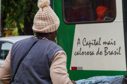 Pessoas agasalhadas no centro frio cuiabá