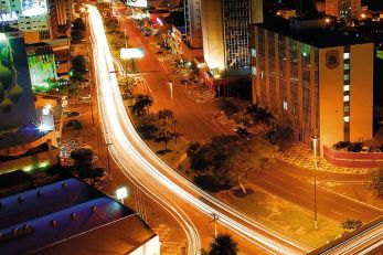 Avenida do CPA, antes da derrubada de Ã¡rvores do canteiro central para construÃ§Ã£o do VLT