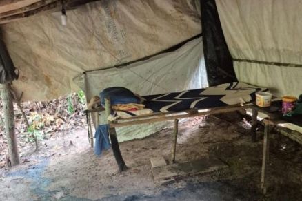 Alojamento com redes e ausência de camas, exposição a insalubridade