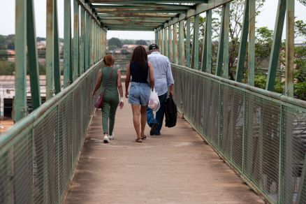Passarela em frente ao Atacadão