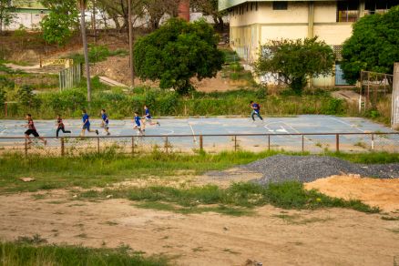 Crian&ccedil;as brincando no terreno da obra ap&oacute;s aula