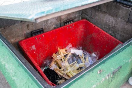 Lixo acumulado nas cal&ccedil;adas do centro de Cuiab&aacute;