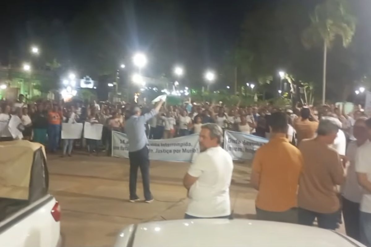 MidiaNews | Moradores protestam por morte de menor assassinado por engano