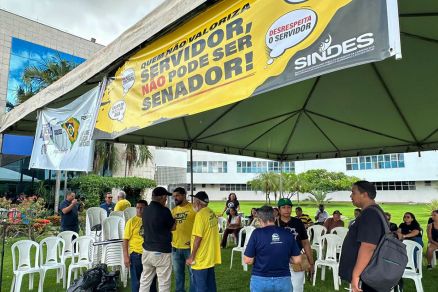 Servidores se re&uacute;nem em frente a Assembleia Legislativa