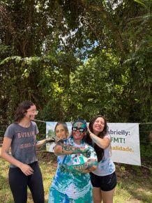 Maria Gabrielly com amigas