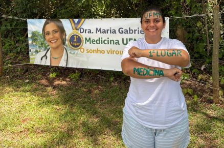 Maria Gabrielly comemorando aprova&ccedil;&atilde;o na Federal