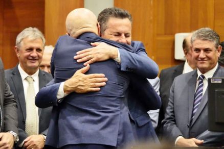 Mauro Mendes abra&ccedil;a Otaviano Pivetta