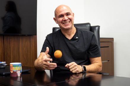 Abilio Brunini brincando com a bola